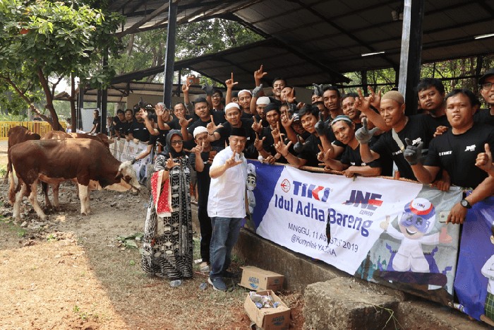 TIKI dan JNE Bagikan Daging Hewan Kurban untuk 5.000 Orang