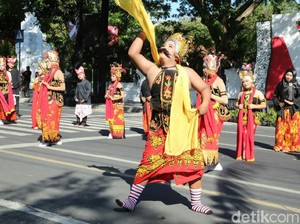 Kekayaan Banyuwangi Ditampilkan di Pawai Pelajar