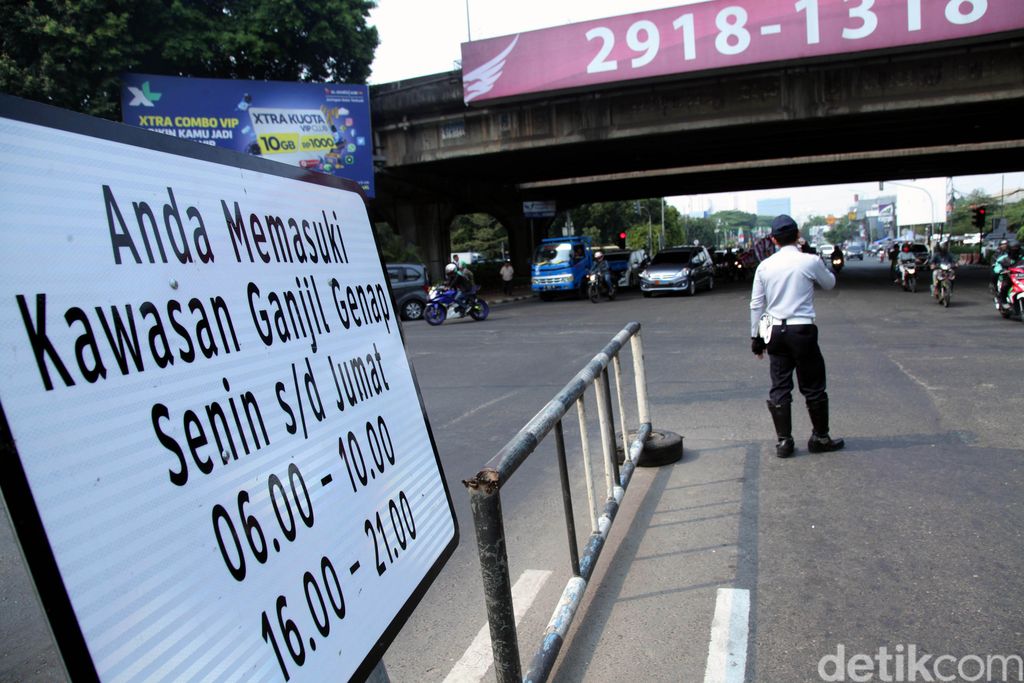Uji coba perluasan ganjil-genap di sejumlah kawasan ibu kota dimulai hari ini. Sejumlah petugas Dishub mulai melakukan sosialisasi kepada para pengguna jalan.
