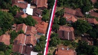 Pemasangan bendera merah putih tersebut selain dilakukan untuk menyambut HUT Republik Indonesia (RI) yang ke-74, juga untuk mempererat kerukunan antarwarga.