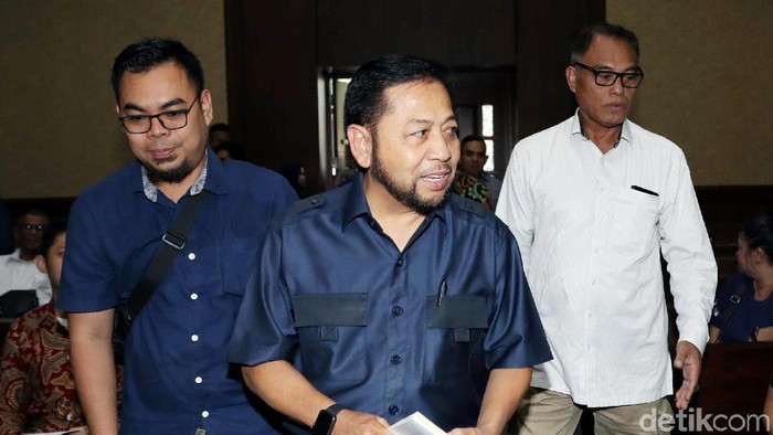 Bersaksi di sidang kasus suap proyek PLTU Riau-1 untuk terdakwa Sofyan Basir, Novanto tampil dengan gaya brewoknya yang menjadi sorotan. Penasaran?