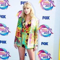 Teen Choice Awards 2019 yang digelar di Hermosa Beach, California, AS, Minggu (11/8/2019), memungkinkan para selebriti untuk bereksperimen dengan gaya yang lebih jenaka namun tetap memukau. Salah satu bintang yang gayanya memukau adalah Taylor Swift dengan body suit Versace yang dihiasi motif klasik khas rumah mode Italia itu dalam palet pelangi yang bold. (Foto: Rich Fury/Getty Images)