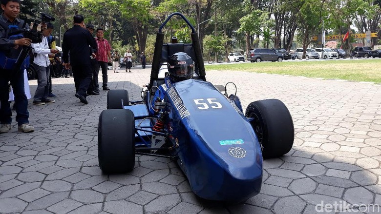 Mobil Yudhistira yang menjadi jagoan UNS di Formula SAE Jepang. Foto: Bayu Ardi Isnanto Mobil Yudhistira yang menjadi jagoan UNS di Formula SAE Jepang. Foto: Bayu Ardi Isnanto