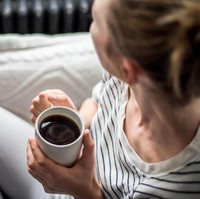 Minum Soda dan KopiTerlalu sering minum soda dan kopi tak hanya menyebabkan penyakit tapi juga gigi yang berubah menjadi lebih kuning. Foto: iStock