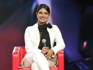 Gaya Seksi Maskulin Priyanka Chopra saat Disebut Munafik di Forum Terbuka