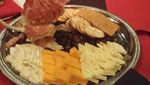 Duh! Makanan Ini Disajikan Pakai Sepatu hingga Tempat Kencing
