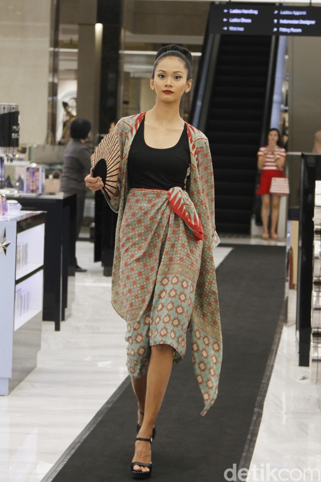 Metro Department Store menggandeng beberapa brand ternama untuk mememerkan koleksi busananya di antaranya Studio 133 biyan, Danar Hadi, Batik Semar dan Batik Keris, untuk memeriahkan Hut RI ke-74. Fashion show digelar di Metro Plaza Senayan, Jakarta Pusat. [Jumat, 9/8/2019]. Foto: Mohamamd Abduh/Wolipop