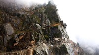 Traveler yang mau mencoba jalan mengerikan ini butuh sedikit persiapan. Meski berbahaya, namun pemandangan yang diberikan oleh jalan ini sungguh indah tak terlupakan! (Himanshu Khagta/BBC)