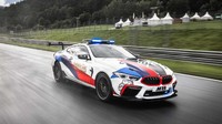 Dari tampilan eksterior, BMW M8 safety car tampil gagah dengan balutan grafis biru dan merah khas BMW. Dua warna tersebut diaplikasikan pada bodi BMW M8 yang punya dasar warna putih. Pool/BMW.