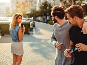 Bilang Catcalling Wajar, Tapi Marah-marah Kalau Istri Jadi Korban