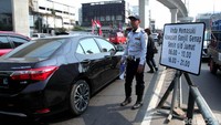 Sejumlah petugas Dishub DKI Jakarta melakukan sosialisasi perluasan ganjil-genap di sejumlah wilayah di DKI Jakarta, salah satunya di kawasan TB Simatupang, Jakarta, Senin (12/8/2019).