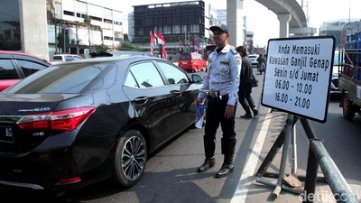 Suasana Sosialisasi Ganjil Genap di Perempatan Fatmawati