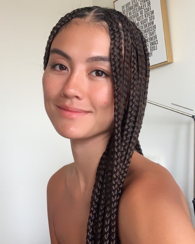 Inilah penampilan yang diunggah Agnez Mo sejak Juli 2019 kemarin di Instagramnya. Agnez Mo kini bergaya dengan rambut kepang cornrow. Kulit Agnez yang dulunya putih kini juga jauh lebih gelap. Foto: Instagram agnezmo/ muaroni