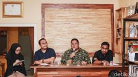 Anggota Bawaslu RI Rahmat Bagja (kedua kanan) didampingi Ketua KODE Inisiatif Veri Junaidi (kedua kiri) dan Kornas JPPR Alwan Ola Riantoby (kanan) menjadi pembicara dalam diskusi Politik Pemilu di kantor Kode Inisiatif, Jakarta, Senin (12/8/2019).