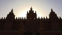 Dibangun dari bahan dasar kayu sebagai strukturnya, masjid ini begitu unik karena seluruh bangunannya diplester dengan lumpur (Peter Yeung/BBC Travel)