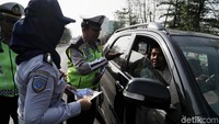 Satu per satu pengguna jalan dihampiri oleh petugas untuk diberikan informasi mengenai perluasan sistem ganjil-genap di sejumlah kawasan di Jakarta.