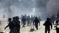 Polisi Israel memukul mundur jemaah muslim dari Palestina. AP Photo/Mahmoud Illean.