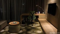 Kamar yang cukup lega dan disertai meja kerja, tempat duduk dan menaruh tas. Semua telah diatur sedemikian dan senyaman mungkin (Randy/detikcom)  