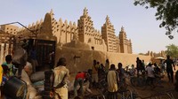 Great Mosque of Djenne menjadi landmark terkenal di Afrika. Bangunannya begitu unik, bukan dari semen atau batu bata melainan dari lumpur bernama ferey yang telah dikeringkan dengan panas matahari. (BBC)
