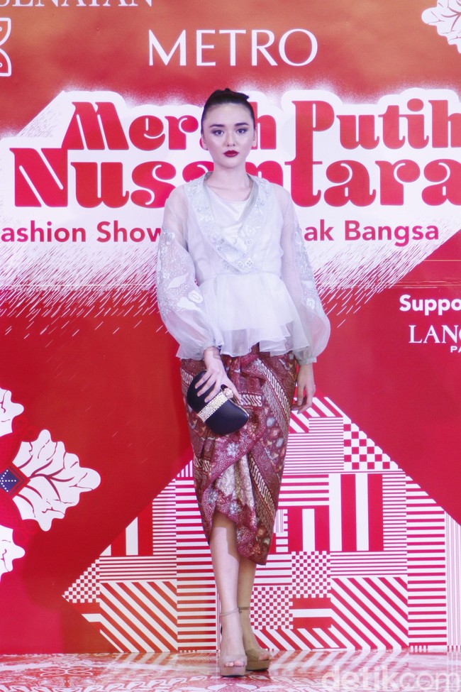 Metro Department Store menggandeng beberapa brand ternama untuk mememerkan koleksi busananya di antaranya Studio 133 biyan, Danar Hadi, Batik semar dan batik Keris, untuk memeriahkan Hut RI ke-74. Fashion show digelar di Metro Plaza Senayan, Jakarta Pusat. [Jumat, 9/8/2019]. Foto: Mohamamd Abduh/Wolipop