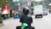 Nggak ada penumpang, driver ojol yang satu ini memilih mengangkut kambing. Si kambing diangkut dengan posisi tiduran. Mudah-mudahan kambingnya nyaman ya. Foto: istimewa