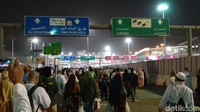 Bahkan lalu lalang manusia tak pernah berhenti di tiap penjuru Mina.