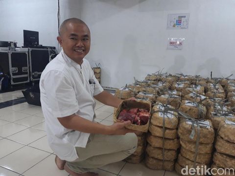 Daging kurban di dalam besom siap disalurkan/