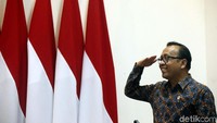 Mensesneg Pratikno memberi hormat kepada presiden.