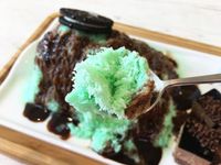 Seger Banget! Es Serut Rasa Mint dengan Siraman Saus Cokelat