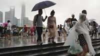 Topan ini dilaporkan memicu pembatalan lebih dari 3.200 penerbangan dengan kota-kota besar seperti Shanghai dan Beijing mengandangkan pesawat-pesawatnya. Foto: AP Photo/Erika Kinetz