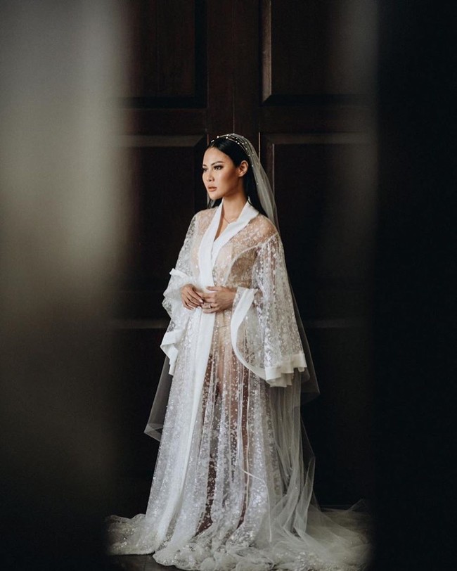 Sejujurnya, aku bukan tipe orang yang kalo makeupin diri sendiri tuh niat. kemaren itu magernya luar biasa mo dandan dan retouch. Untung 1,5 jam beres smua makeup + rambut, ungkap Vinna di keterangan foto di Instagramnya. Foto: dok. Instagram @vinnagracia/fotografer @mike.omarr @morden.co 