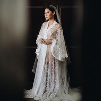 Sejujurnya, aku bukan tipe orang yang kalo makeupin diri sendiri tuh niat. kemaren itu magernya luar biasa mo dandan dan retouch. Untung 1,5 jam beres smua makeup + rambut, ungkap Vinna di keterangan foto di Instagramnya. Foto: dok. Instagram @vinnagracia/fotografer @mike.omarr @morden.co 