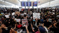 Massa aksi pro-demokrasi tersebut sudah menggelar aksi di Bandara Internasional Hong Kong sejak beberapa hari lalu. Issei Kato/Reuters.