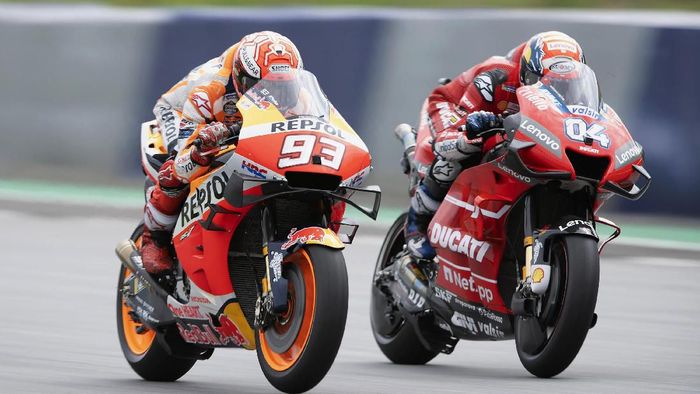 Aksi Marc Marquez dan Andrea Dovizioso di MotoGP Austria. (Foto: Mirco Lazzari gp/Getty Images) Aksi Marc Marquez dan Andrea Dovizioso di MotoGP Austria. (Foto: Mirco Lazzari gp/Getty Images)