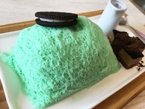Seger Banget! Es Serut Rasa Mint dengan Siraman Saus Cokelat