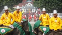 Abdi Dalem Keraton Yogyakarta membawa gunungan keluar dari keraton saat Grebeg Besar 1440 H diselenggarakan, Senin (12/8/2019).