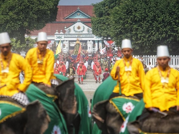 Ada tradisi menarik yang diselenggarakan Keraton Yogyakarta untuk memeriahkan Idul Adha setiap tahunnya. Tradisi itu adalah Grebeg Besar. Penasaran? Yuk, lihat.