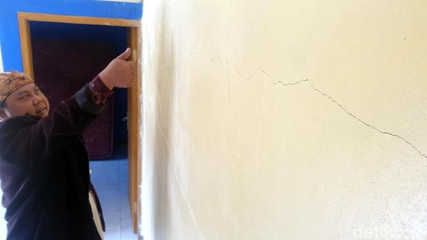 Dinding Rumah Retak Diduga Akibat Ledakan Tambang di Sukabumi
