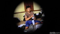 Seorang pekerja sedang merapikan kaus kaki di salah satu industri rumahan, Pondok Ungu, Bekasi, Senin (12/8/2019).