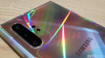 Sektor kamera pada Galaxy Note 10+ juga dipoles, di antaranya dengan tambahan kamera ToF. Oya, atraktifnya opsi warna Aura Glow ini juga berpotensi membetot perhatian orang sekitar. (Foto: Kris/detikINET)