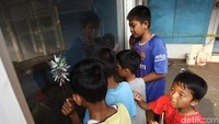 Di lokasi itu polisi mengamankan 4 orang pelaku. Polisi juga menyita sejumlah peralatan untuk aborsi di klinik tersebut.