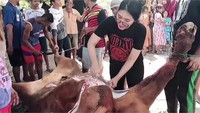 Pelantun lagu sayang, Via Valen bahkan ikut menyembelih hewan kurban dengan tangannya sendiri. Foto: Istimewa