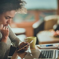 Menunduk ke HandphoneTerlalu banyak menunduk untuk melihat handphone adalah sebuah kebiasaan buruk. Sesuatu yang dianggap sepele ini bisa menyebabkan sakit leher, masalah jantung, juga membuat wajah tampak lebih lelah. Foto: iStock