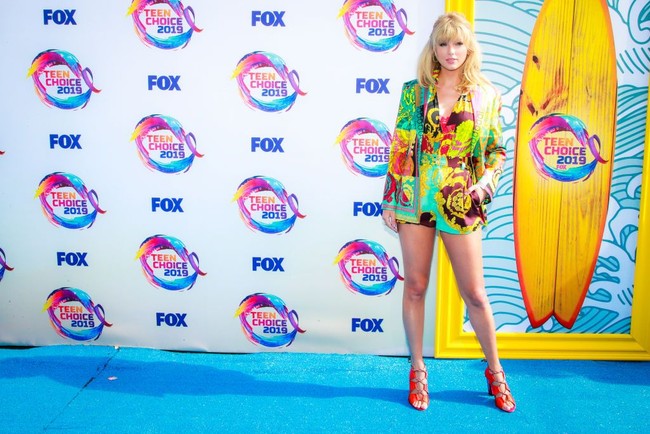 Taylor yang sedang menjadi sorotan karena akan merilis album terbarunya dalam waktu dekat tak mau melewatkan momen tersebut dengan penampilan standar. Busana keluaran Versace pun menjadi pilihan penyanyi 29 tahun itu. (Foto: Getty Images)