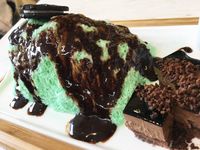 Seger Banget! Es Serut Rasa Mint dengan Siraman Saus Cokelat