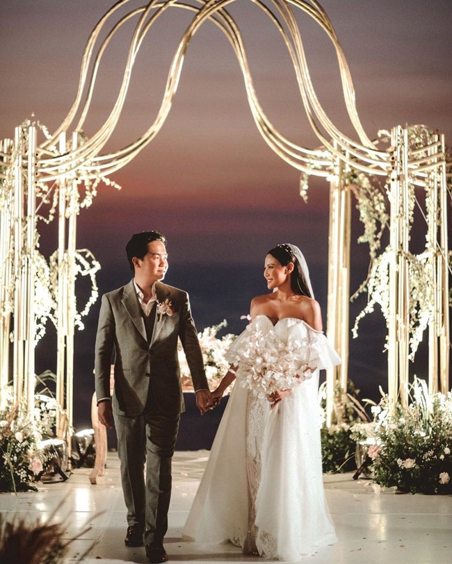 Makeup dengan warna-warna nude itu tampak serasi dengan gaun pengantin bervolume nan anggun. Gaun pengantin tersebut didesain oleh desainer Bramanta Wijaya.  Foto: dok. Instagram @vinnagracia/fotografer @mike.omarr @morden.co 