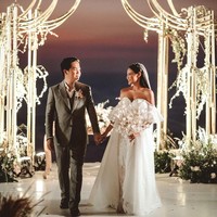 Makeup dengan warna-warna nude itu tampak serasi dengan gaun pengantin bervolume nan anggun. Gaun pengantin tersebut didesain oleh desainer Bramanta Wijaya.  Foto: dok. Instagram @vinnagracia/fotografer @mike.omarr @morden.co 