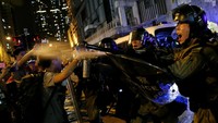 Bentrokan kembali terjadi antara massa aksi pro-demokrasi dengan polisi di Hong Kong, pada Minggu (12/8/2019) sore waktu setempat. Tyrone Siu/Reuters.
