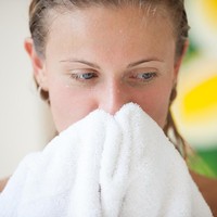 Lap Wajah dengan Handuk Setelah mandi atau mencuci wajah, Anda mungkin akan mengelapnya dengan handuk. Namun kebiasaan tersebut justru bisa membuat kulit terpapar bakteri sehingga rentan timbul jerawat. Ada baiknya tunggu wajah kering sendiri, pakai tisu atau handuk khusus wajah. Foto: iStock