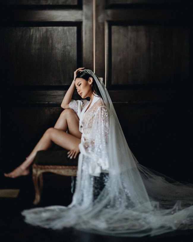 Wanita yang sah dinikahi oleh pria bernama Calvin itu terlihat anggun dengan makeup simple bernuansa nude. Untuk memberikan kesan yang lebih bold, Vinna menggunakan bulu mata berlapis dengan makeup mata yang dibuat tegas di bagian ujung terluarnya. Complexion aku bikin tipiss biar touchup nya enak, kebetulan juga kulit gak gt bermasalah cm ada jerawat2 bekas pms. Jd makeup tipis masi bisa aman huehehe, tulisnya lagi.  Foto: dok. Instagram @vinnagracia/fotografer @mike.omarr @morden.co 